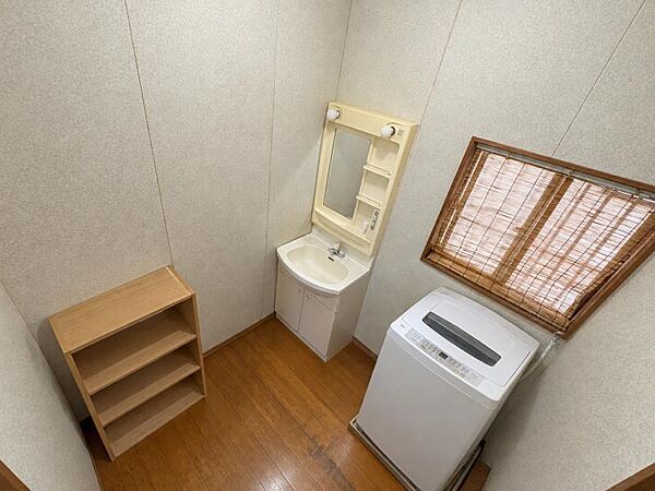 洗面室はうれしい窓付き！※一部CG加工により残置物を除去しています。