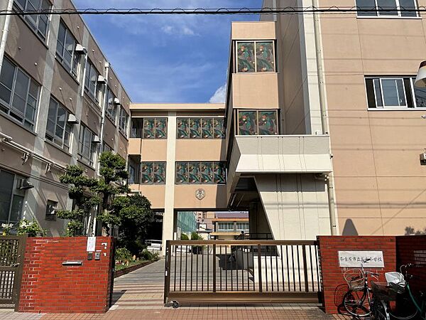 高木小学校まで徒歩約10分●「たのしい高木つよくすすんでうつくしく」　今日が楽しい、明日が待ち遠しいを教育目標に頑張る強さ・分かる喜び・ふれあう優しさを大切にしている。