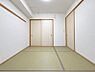 室内：リビングに隣接した和室です。お子様の遊び場や客間としてご利用いただけます！※一部CG加工により残置物を除去しています。