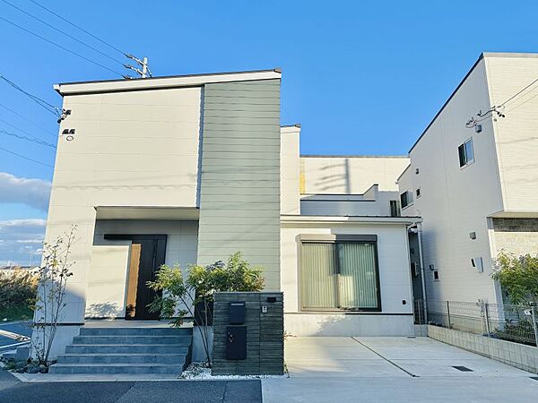 令和3年築の築浅戸建！並列2台駐車可能です。