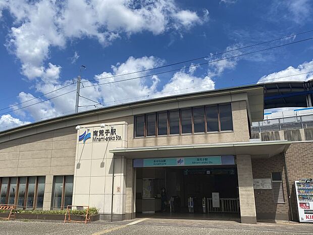 あおなみ線「南荒子」駅　1234ｍ　徒歩約16分　名古屋駅直通で約8分と通勤・通学に便利です。周辺は閑静な住宅街で商業施設はあまりありませんが病院や郵便局、駅前にはバス停もあるのでとても便利な駅です。