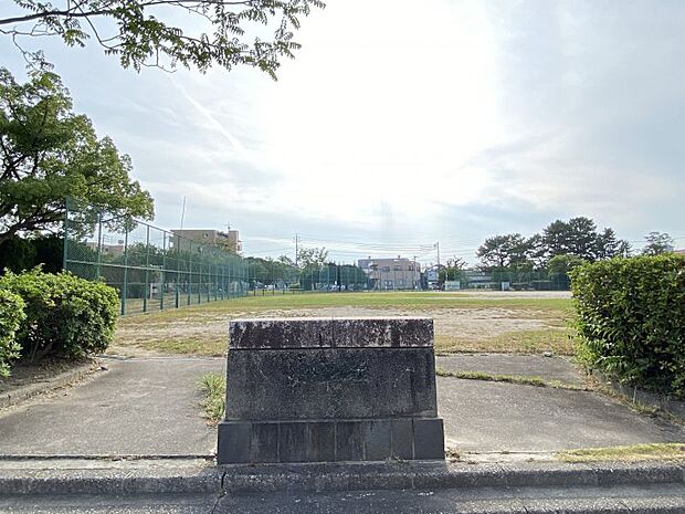 八家公園　375ｍ　徒歩約5分　公園の南西部には遊具のエリアもあり、コンビネーション遊具、すべり台、ブランコ、ターザンロープなど様々な遊具が設置されています。