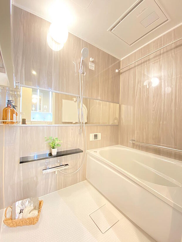【浴室】新調されたバスルームは、明るい木目調の壁紙が印象的です。リラックスバスタイムを過ごせて毎日の疲れも癒されますね♪シャンプーやボディソープなどを置けるボトルラックも備え付けられています。