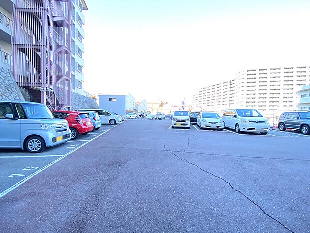 【駐車場】平面駐車場は待ち時間なくスムーズにお車の出し入れをしていただけます。駐車場使用料は、１２０００円／月です。空き状況や月額使用料については都度確認が必要ですので、お気軽にお尋ねください。