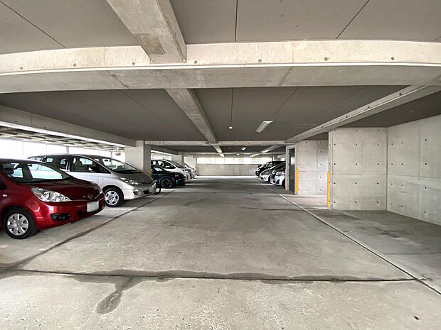 【駐車場】駐車場は屋内と屋外があります。お車の出し入れもしやすい広々とした平面駐車場ですね。屋根付き平面駐車場権利付きのお部屋で、管理費・修繕積立金など含めて月額３０００円で駐車する事ができます◎