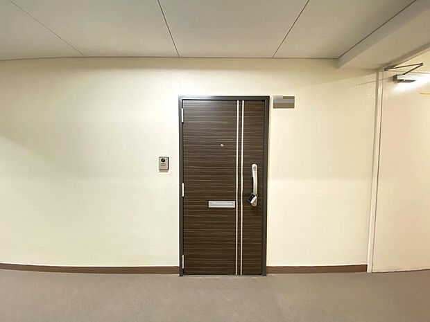 【玄関周り】玄関ドアは２か所鍵が掛けられて防犯面でも安心です。共用廊下はゆとりがあり、ベビーカーや車いすをご利用の方にもやさしいです。共用部分はきれいに管理されていて、安心してお過ごしいただけます。