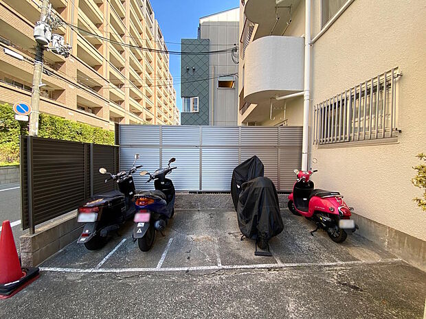 【バイク置き場】マンション敷地内にあるバイク置き場は、契約区画ごとに白線が引いてあり、駐輪位置が分かりやすく出し入れもしやすいです。周辺は区画の整った住宅地のため、バイクの運転も安心ですね。