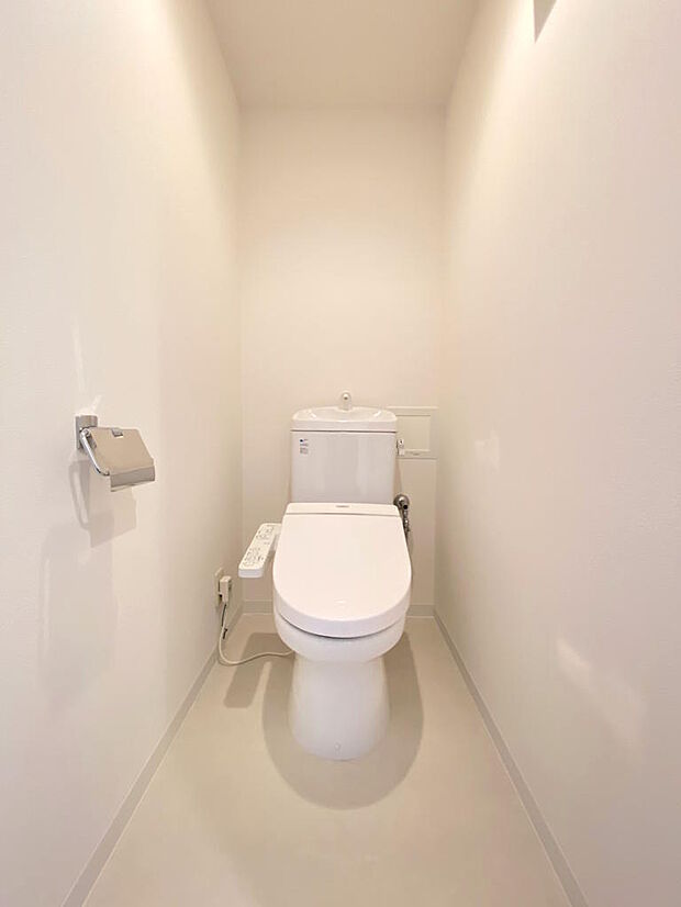【トイレ】温水洗浄便座付きトイレで、座った時にヒヤっとせず年中快適なトイレ時間を過ごせます。壁、床、天井など全体が白色に統一されていて、清潔感があり落ち着きます。フレグランスを置いたりもできますね♪