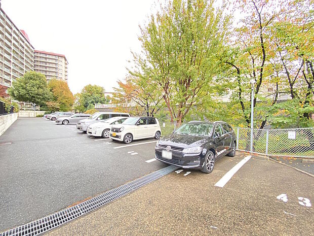 【駐車場】マンション敷地前にある平面駐車場です。広いスペースで見通しもよく、入出庫しやすいですね◎空き状況や月額利用料については、お気軽にお尋ねください。近隣の月極駐車場をお探しすることも可能です。