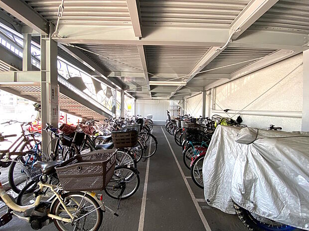 【駐輪場・バイク置き場】屋内駐輪場は自転車が雨にあたる心配がなく、保管も安心です。白線で区画が整理され、出し入れもしやすいですね♪最新の空き状況や月額利用料についてはお気軽にお尋ねください。
