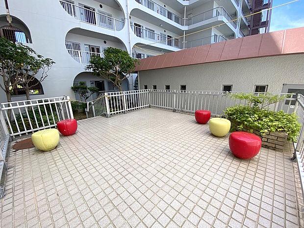【休憩所】敷地内には赤や黄色などカラフルなベンチが５つ置かれた休憩所があり、住民の方同士のコミュニケーションの場になっているようです。総戸数２４４戸のマンションで、共用施設が充実しています♪