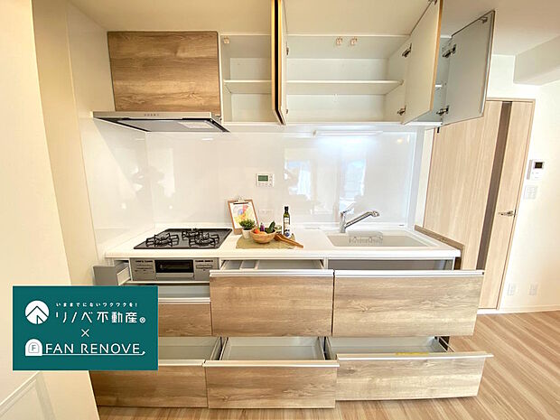 【キッチン】新調されたキッチンはお料理の幅が広がる３口コンロです。収納は上下に設けられていて、スライド式の引き出しは大きな調理器具や食器などもラクにしまえて奥のものも取り出ししやすいですね。