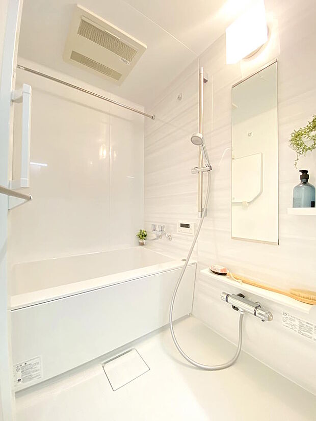【浴室】浴室乾燥機付きで、花粉時期や雨の日などの室内干しに大活躍です。備え付けの棚は掃除のしやすさが嬉しいですね。シャワーの高さはお好みで変えられます。ゆったりと癒しのバスタイムをお過ごしください。
