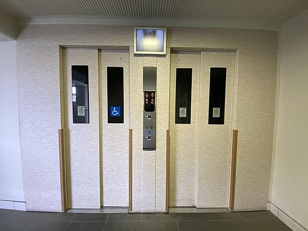 【エレベーター】総戸数２５４戸で、エレベーターは２基設置されていますので、混み合う時間帯の緩和につながります。エレベーター内の様子を見られるモニターがあり、防犯面でとても安心して生活できます◎