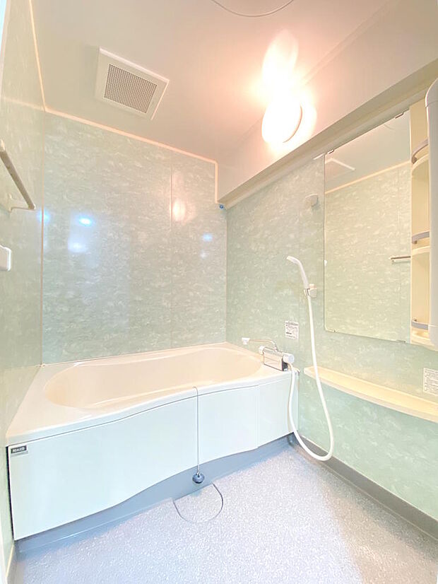 【浴室】毎日の疲れを癒してくれるバスルームです。足を伸ばして、ゆったりバスタイムをお過ごしください♪棚が備え付けてあり、シャンプーなどを置いたりするのに便利です。壁材のカラーが爽やかな空間です。