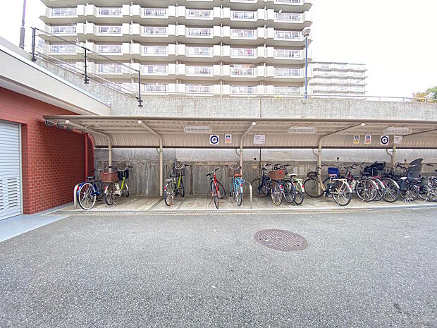 【駐輪場】屋内と屋外屋根付きの駐輪場があります。ゆったりひろびろとした駐輪スペースは自転車の出し入れがしやすいですね。空き状況や月額使用料については都度確認が必要ですので、詳細はお尋ねください。