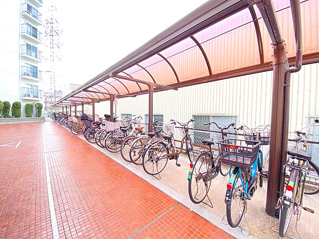 【駐輪場】屋根付きのため、大切な自転車を雨風から守ってくれます。また、雨の日の乗り降りがしやすいのも助かりますね。空き状況や月額利用料金については確認が必要です。お気軽にお問い合わせください。