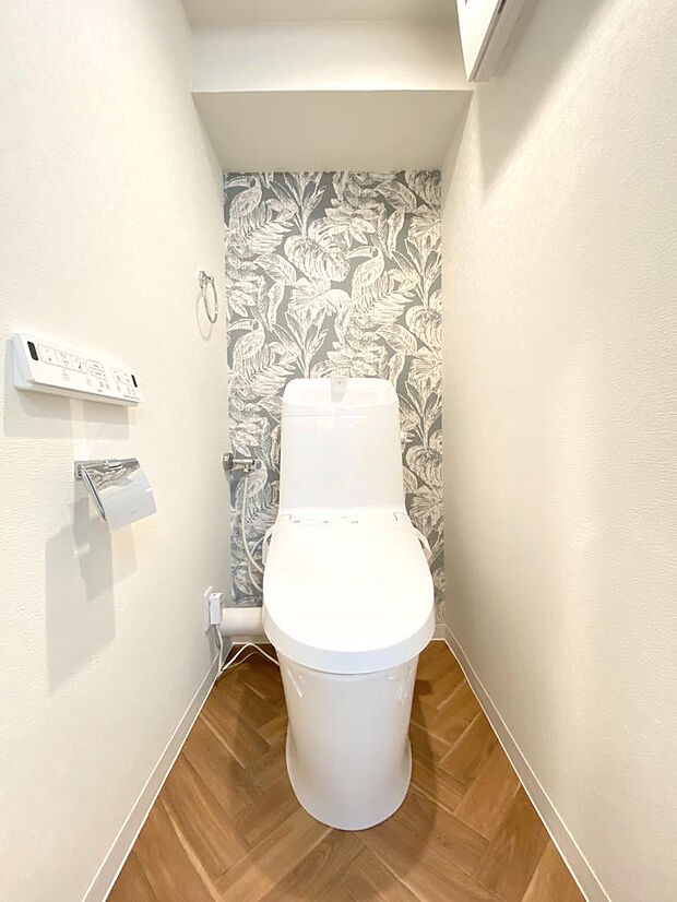 【トイレ】温水洗浄便座付きで、座った時にヒヤっとせず年中快適なトイレ時間を過ごせます。奥上部には固定１枚棚がついており、トイレ用品がすっきりと片付きます♪おしゃれなアクセントクロス付きです◎
