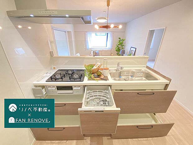 【キッチン】食洗機付きのシステムキッチンは、お料理の幅が広がる３口コンロや大きなシンクがありお料理もはかどります。キッチンからはお部屋全体を見渡せて、ご家族とのコミュニケーションが取りやすいです♪