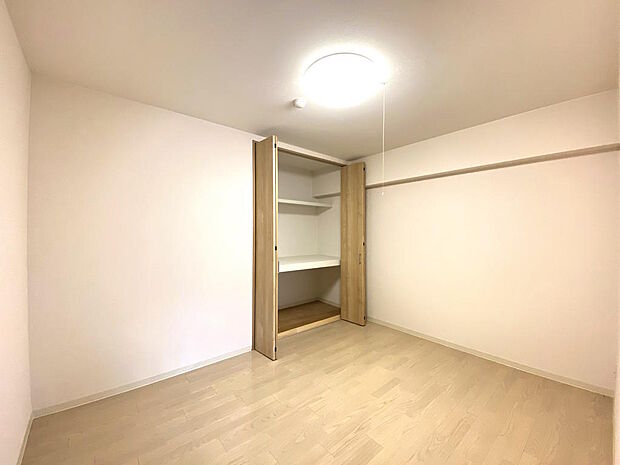 【洋室２】LDK横にある約６帖のひろびろとした洋室です。LDKとの間のドアをオープンにしておくと、お部屋がより明るく、開放的になりますね♪壁面に凸凹や窓がほとんどないため、家具の配置がしやすいです。