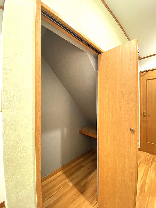 【廊下収納】１階廊下クローゼットは、奥に固定１枚棚がついています。日用品のストックや、お掃除用具を収納できる便利なスペースです◎玄関に近いので、アウトドアグッズを収納するなど色々な使い方ができます。