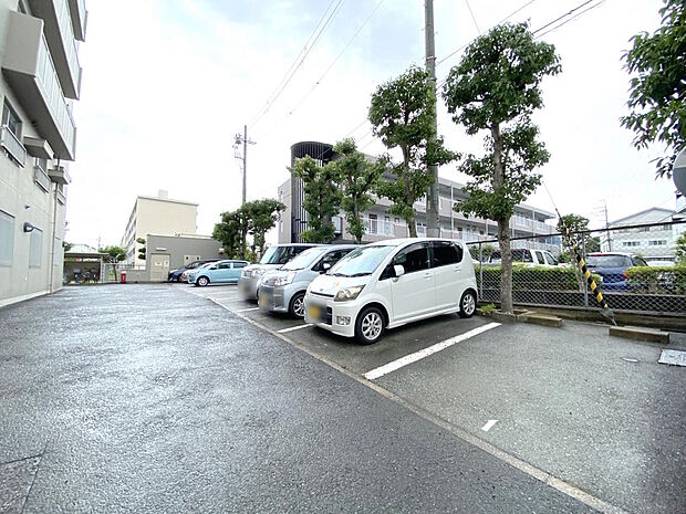 【駐車場】敷地内屋外に平面駐車場あります。ひろびろとした場内ではお車の出し入れもしやすいですね。月額使用料は１１０００円〜１２０００円／月です。空き状況は都度確認が必要なためお気軽にお尋ねください。