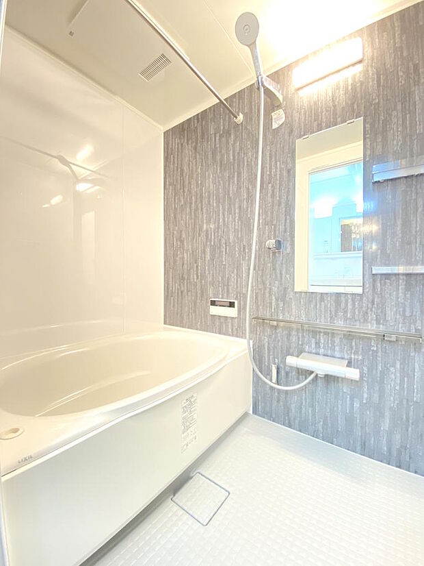 【浴室】浴室乾燥機付きで、雨の日などの室内干しに大活躍です。備え付けの棚は掃除のしやすさもポイントです。ホテルライクでシックな壁材がスタイリッシュ◎足を伸ばして癒しのバスタイムをお過ごしください。