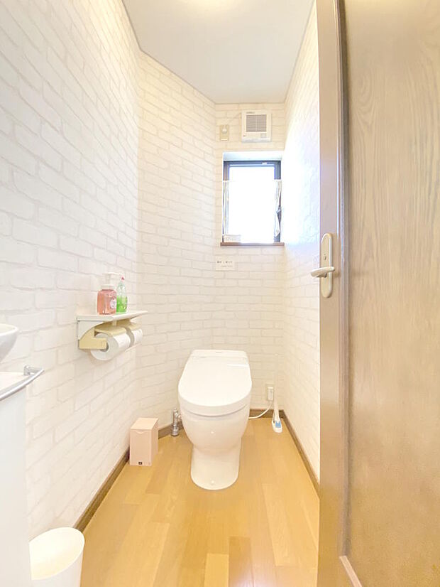 【トイレ】１階にあるトイレは洗面室の奥にあります。窓付きのため明るい自然光が取り込めて、空気の入れ替えも出来て快適です◎手洗い場は独立しており、タンクレストイレでお掃除もラクに済みそうです。