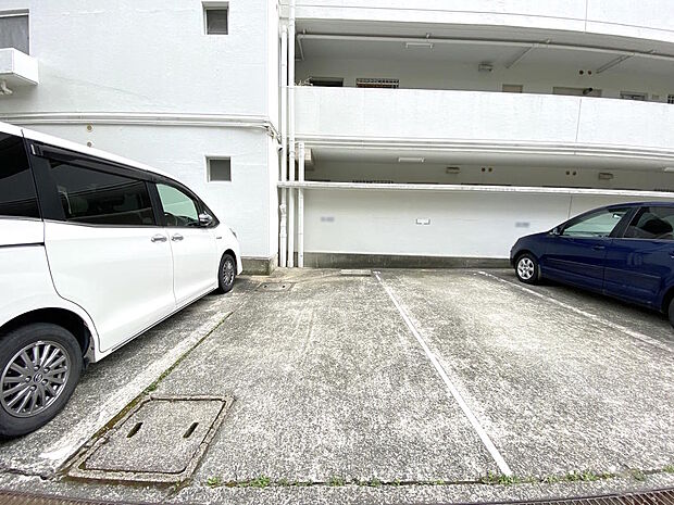 【駐車場】マンション敷地内、屋外に平面駐車場があります。駐車場権利付きのためお車のご利用も安心です。駐車場管理費は、１１４０円／月です。駐車スペースには屋根がないためハイルーフ車も安心ですね。