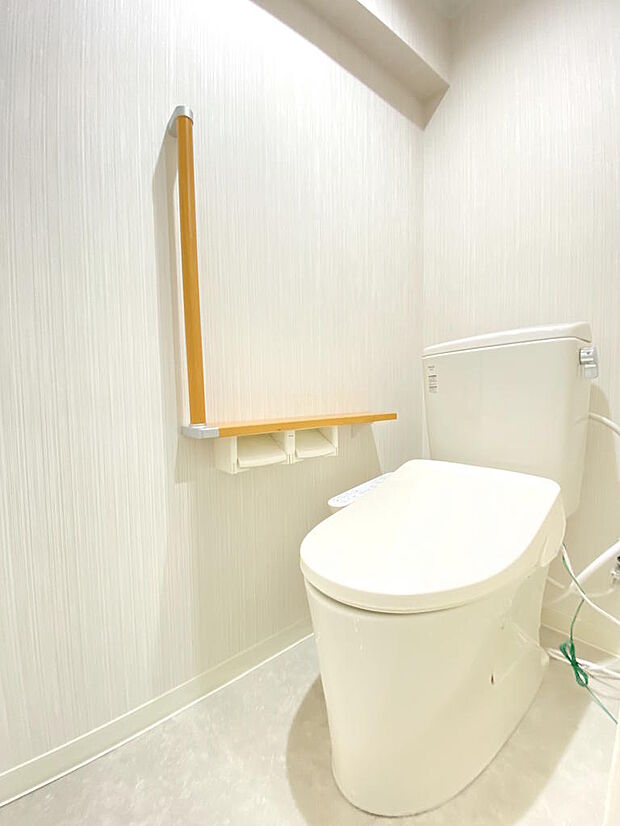 【トイレ】白を基調としたトイレは清潔感あふれる空間です。手洗い・温水洗浄便座付きのトイレです。座った時にヒヤっと冷たくならず快適なトイレ時間をお過ごしいただけます。手すりも取付けられています◎