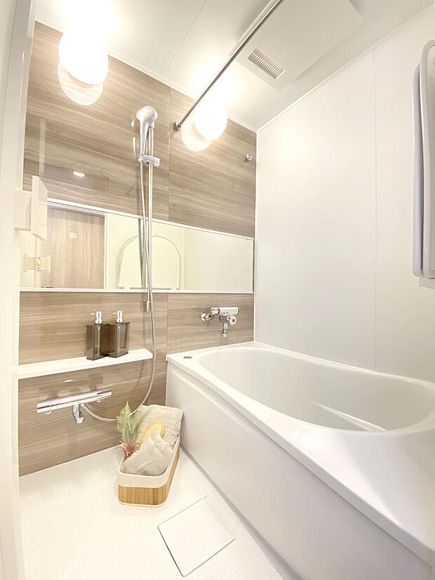 【浴室】新調されたバスルームは、清潔感があり毎日の疲れも癒されます♪浴室乾燥機付きで、雨の日や花粉の季節の室内干しに助かります。換気もできてカビ対策としても嬉しいですね。暖房・涼風機能もあります◎