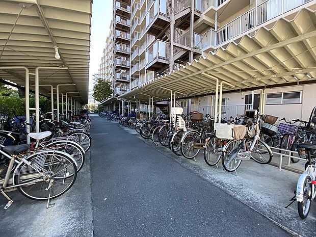 【駐輪場】屋根付きの駐輪場は、大切な自転車の保管も安心です◎ゆとりあるスペースで出し入れがしやすいですね。空き状況や月額利用料金については都度確認が必要ですので、お気軽にお問い合わせください。