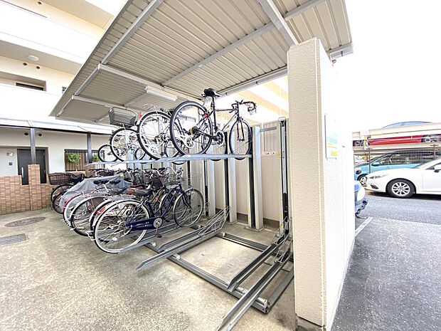 【駐輪場】屋根付きサイクルラックが設置された駐輪場です。サイクルラックがないスペースもあり、大切な自転車の保管も安心です。駐輪場の空き状況や月額使用料など詳細につきましてはお気軽にお尋ねください。