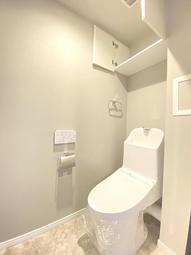 【トイレ】手洗い・温水洗浄便座付きのトイレは、座った時にヒヤっと冷たくならず快適なトイレ時間をお過ごしいただけます。上部には、扉付きの収納棚がついていますので、お掃除グッズなどもしまえます。