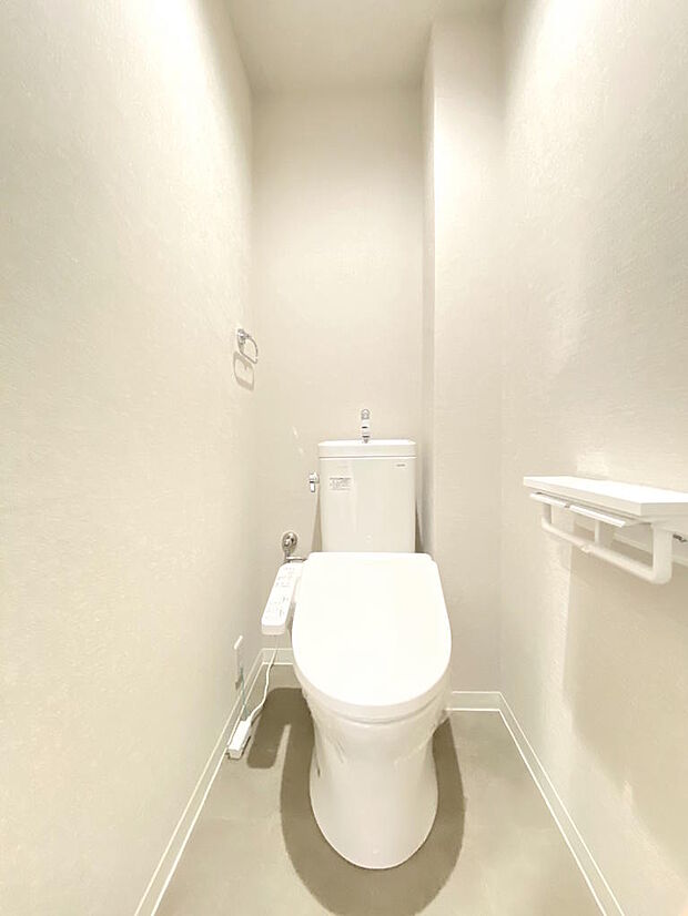 【トイレ】手洗い・温水洗浄便座付きのトイレは、座った時にヒヤっと冷たい思いをせず快適なトイレ時間をお過ごしいただけます。新調されたトイレは、全体がホワイトを基調とした空間で清潔感がありますね◎