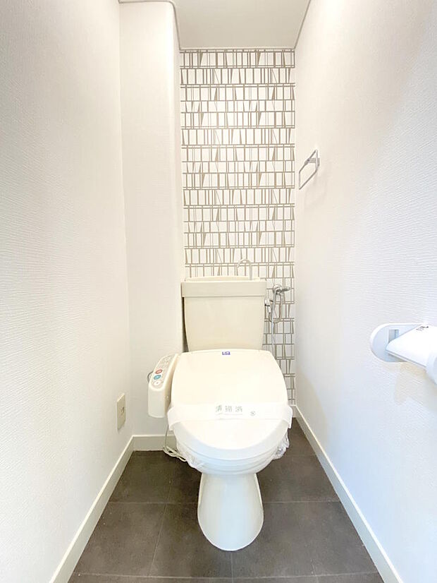 【トイレ】温水洗浄便座つきトイレで、座った時にヒヤっとせず快適なトイレ時間過ごせます。白レンガ模様の壁材×白色の壁材で清潔感のある空間です♪収納がないので、突っ張り棒でつくったりしても良いですね。