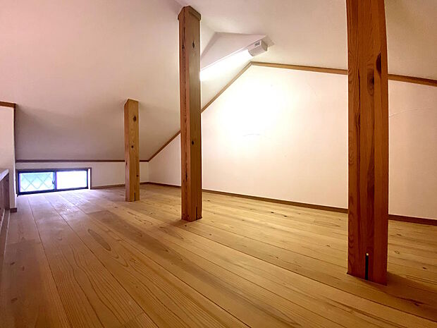 【ロフト】３階の洋室２部屋には、ロフト収納が付いております。季節の置物やレジャー用品などもたっぷりしまっておくことができます。お部屋からは見えないスペースなので来客時に気になることもございません。