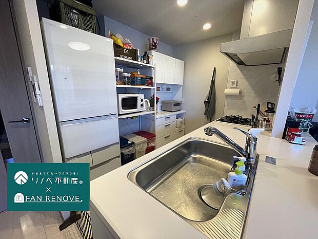 【キッチン】幅の広い作業台に３口コンロ、大きなシンクでお料理時間が楽しくなるキッチンです。オープンカウンターでご家族の様子が確認できますね。嬉しい食洗機付き◎。レンジフードはお掃除しやすいタイプです