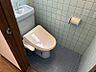 トイレ：清潔感のあるタイル張りのトイレです。温水洗浄便座と手洗い器も備え、快適にお使いいただけます。