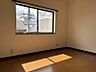 その他：陽光が差し込む明るいお部屋。木目調のフローリングはどんな家具にも馴染みやすく、心地よいプライベート空間を演出します。