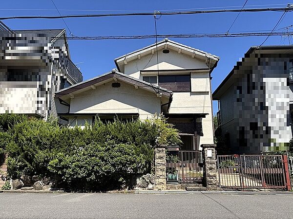 前面道路は交通量が少なく、穏やかな住環境です。
