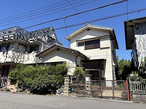前面道路は交通量が少なく、穏やかな住環境です。