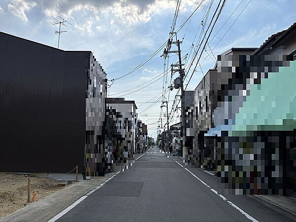 現地前面道路は交通量が少なく、閑静な住宅街に位置しています。穏やかな住環境で、落ち着いた暮らしが叶います。