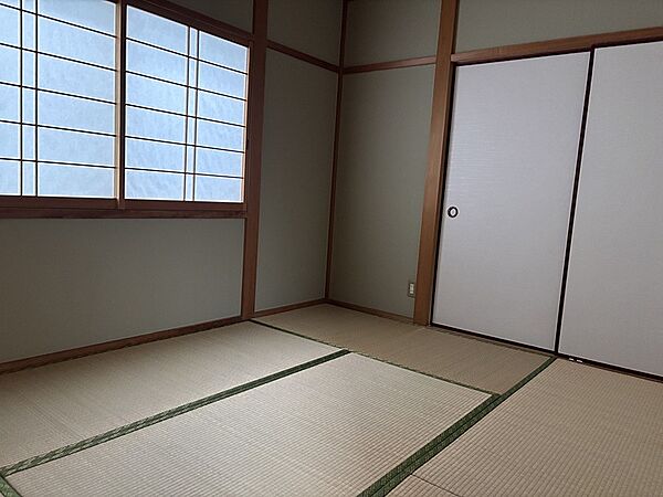 障子から柔らかな光が差し込む和室。畳の香りに包まれて、ゆったりとした時間を過ごせます。収納も完備されており、居室としても客間としても活用できます。