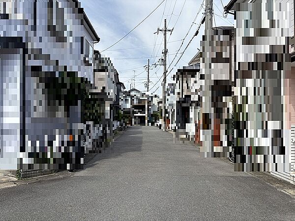 閑静な住宅街に位置する現地は、落ち着いた住環境です。暮らしやすい周辺環境をぜひ一度ご体感ください。