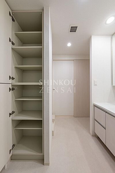 リネン収納　＊同タイプ参考写真（内装カラー・一部仕様は実際と異なります）