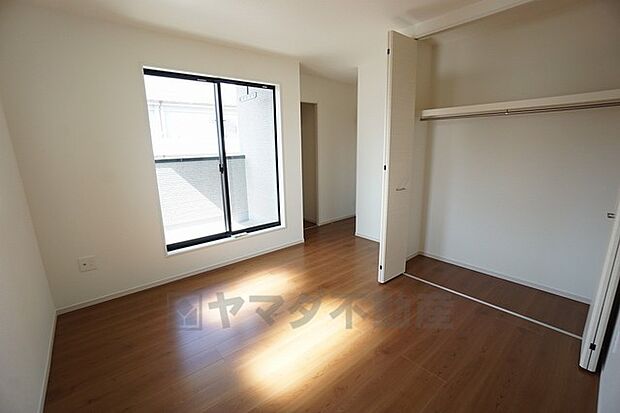 バルコニーに面した洋室です。大きな窓から陽が差し込む明るいお部屋です。