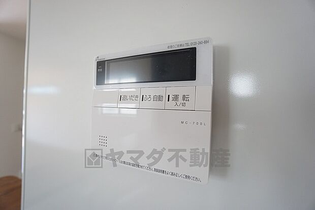 キッチン横からボタン一つで楽々操作できる給湯機リモコンです。