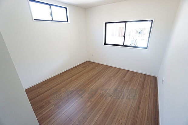 1階約8帖の洋室。家具を選ばないナチュラルな色合いの壁紙とフローリングです。