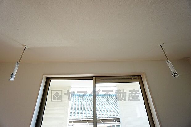 同仕様写真。居室には室内干しができる物干し台が天井から設置されていて梅雨時期などにとても便利です。